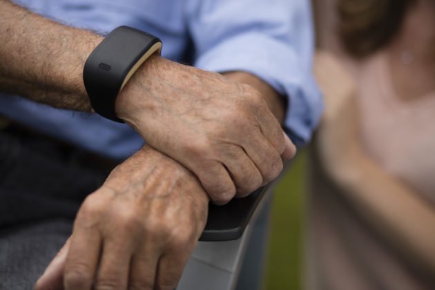 Zembro, il braccialetto smart per gli anziani