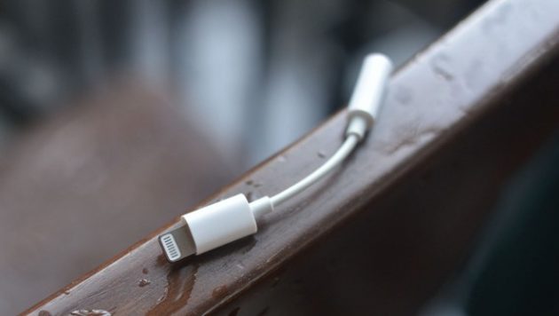 iPhone 7: sarà questo l'adattatore Lightning per le cuffie? - VIDEO