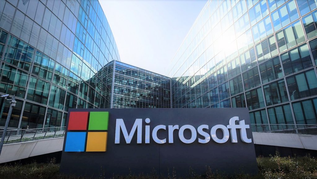 Microsoft presenterà uno smartphone pieghevole nel 2018